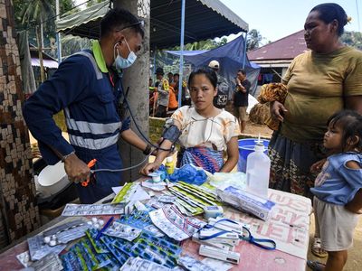 Akses Terhambat, Tenaga Medis Datangi Warga Terdampak Banjir Bandang