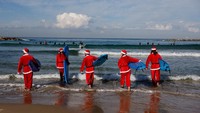 Aksi Peselancar Berkostum Sinterklas Hiasi Laut Mediterania