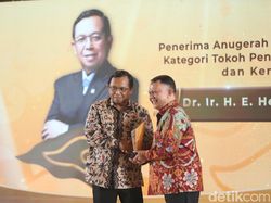 Pejuang Kedaulatan Pangan Herman Khaeron Raih detikJabar Awards 2025