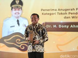 Transformasi UMKM Bawa Dony Ahmad Munir Raih detikJabar Awards