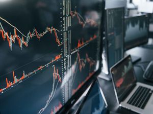 IHSG Melemah, Pemerintah Siapkan Aturan BK Batubara & BFIN Bagikan Dividen Interim