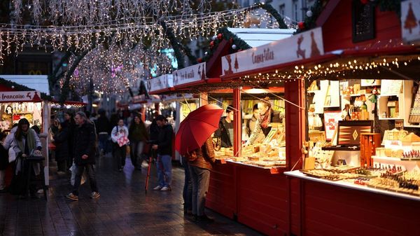 Dingin Menyergap, Pengunjung Nikmati Kemeriahan Natal Nantes