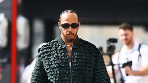 Outfit Lewis Hamilton Serba Dior di F1 Abu Dhabi 2025, Disebut Fashion Victim