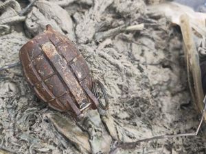 Nelayan di Bangka Barat Temukan Granat Nanas di Pantai Limbung