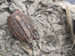 Nelayan di Bangka Barat Temukan Granat Nanas di Pantai Limbung