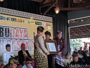 Majelis Adat Sasak Anugerahi Gelar Manggala Bumi ke Gubernur NTB
