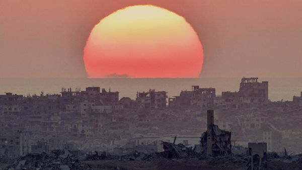 Melihat Langit Gaza yang Indah di Atas Kota yang Terluka