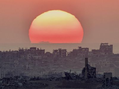 Melihat Langit Gaza yang Indah di Atas Kota yang Terluka