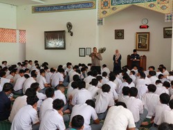 Polisi Masuk Sekolah di Mampang, Ajak Pelajar SMA Jauhi Anarkisme