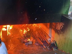 3 Santri Sesak Napas Imbas Kebakaran di Ponpes Jagakarsa Dibawa ke RS