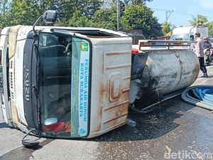 Truk Tangki Isi Air Cucian Warung Soto Terguling di Simpang Jalinan Boyolali