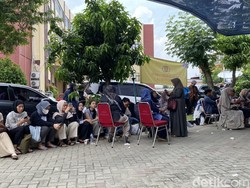 Keluarga Para Korban Kebakaran Gedung Terra Drone Berdatangan ke RS Polri