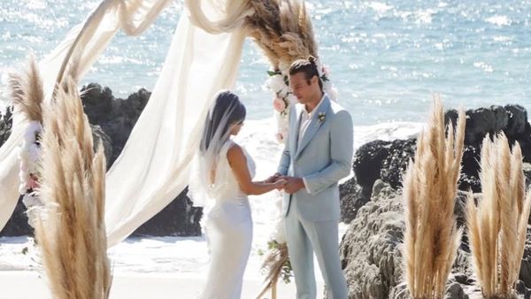 Kim Kardashian Bikin Heboh Pakai Gaun Pengantin, Dikira Nikah Keempat Kalinya