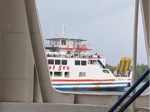 Lagi-lagi Kapal Penyeberangan Kayangan-Poto Tano Mati Mesin di Tengah Laut
