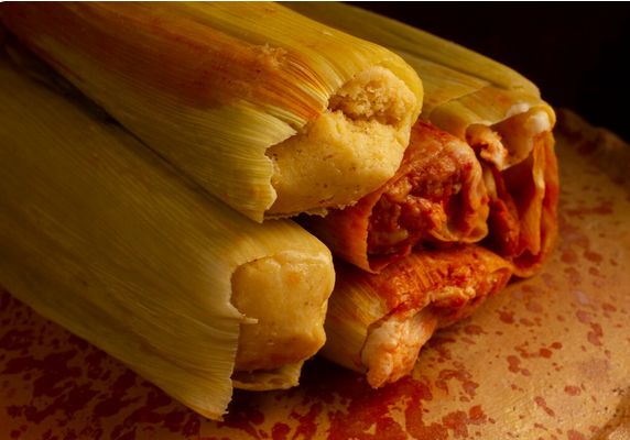 Tamales makanan Natal khas Mexico. Keluarga bisa menghabiskan sehari penuh membuat tamale, mulai dari merendam daun jagung sampai menyiapkan isian daging atau sayuran./ Foto: freepik.com/Freepik