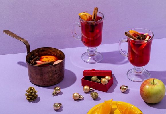 Minuman khas Natal dari Meksiko yaitu Ponche Navideño. Minuman ini berisi campuran jambu biji, apel, pir, kismis, irisan jeruk, aprikot khas Meksiko, dan gula aren./Foto: freepik.com/Freepik
