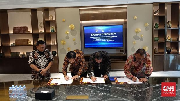 Mobil Anak Bangsa (MAB) bekerja sama dengan Solarky Mobility Technologies (HK) Ltd dan Fortuna Ventura Investindo untuk memproduksi dan menjual mobil listrik di dalam negeri.