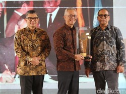 Mochtar Kusumaatmadja Terima Penghargaan Adiluhung detikJabar Awards 2025