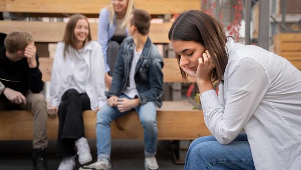 Orang pandai nan merasa kesenyapan relatif susah masuk dalam obrolan ringan. Dirinya jarang mendalami topik sederhana nan membuatnya susah dekat dengan orang lain.
