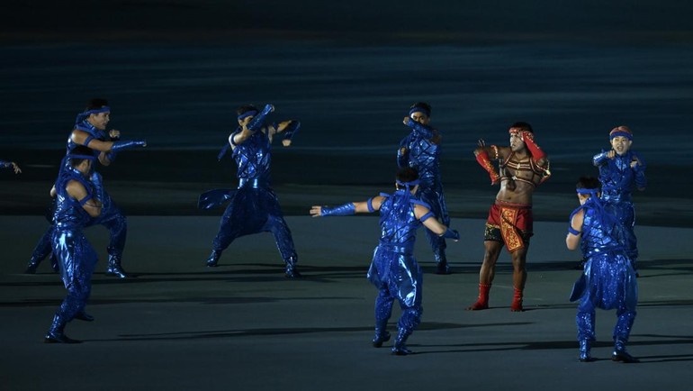Momen penyalaan obor itu menjadi puncak dari rangkaian pertunjukan yang menampilkan budaya, teknologi, dan kemegahan khas Negeri Gajah Putih. Panggung raksasa dengan tata cahaya futuristik, tarian tradisional, serta parade atlet dari 11 negara Asia Tenggara menambah semarak suasana. ANTARA FOTO/Nova Wahyudi