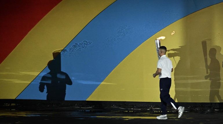 Panipak, yang dikenal sebagai ikon taekwondo dunia, tampil penuh kebanggaan saat membawa obor menuju kaldron utama. Api menyala tinggi, menandai dimulainya SEA Games edisi ke-33 yang berlangsung pada 9–20 Desember 2025. ANTARA FOTO/Nova Wahyudi