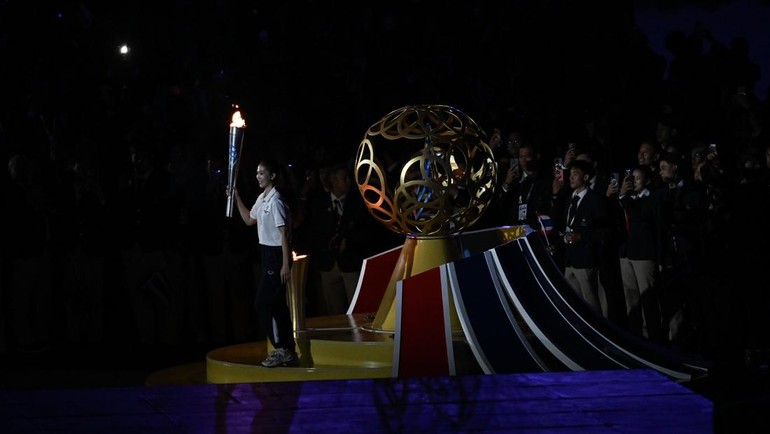 Sorak-sorai puluhan ribu penonton memecah langit malam ketika atlet taekwondo kebanggaan Thailand, Panipak Wongpattanakit, melangkah ke tengah arena untuk menyalakan api SEA Games. ANTARA FOTO/Nova Wahyudi