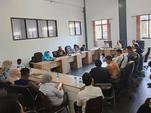 Tak Mau Dimutasi ke Penempatan Asal, Puluhan Guru PPPK Geruduk DPRD NTB