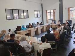 Tak Mau Dimutasi ke Penempatan Asal, Puluhan Guru PPPK Geruduk DPRD NTB