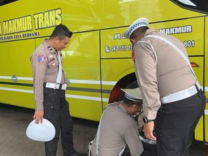 Polisi Bareng Dishub Ramp Check PO Bus di Pasuruan Jelang Nataru