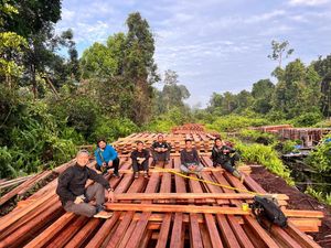 Di Tengah Bencana Sumatera, Polres Inhu Bongkar 300 Kubik Kayu Illegal Logging
