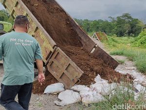 Bikin Resah! Karung Isi Limbah Ayam Dibuang di Jalanan Cepogo Boyolali
