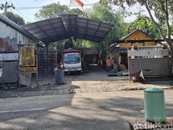 Hasto Target 2.000 Ton Sampah di Jogja Diangkut ke Piyungan Sebelum Natal