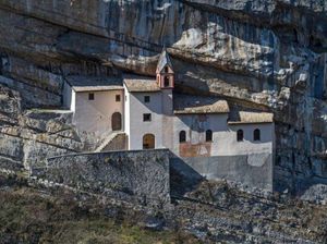 Bangunan Pertapa Paling Ekstrem! Lokasinya Nempel Tebing & Pernah Dihuni Naga