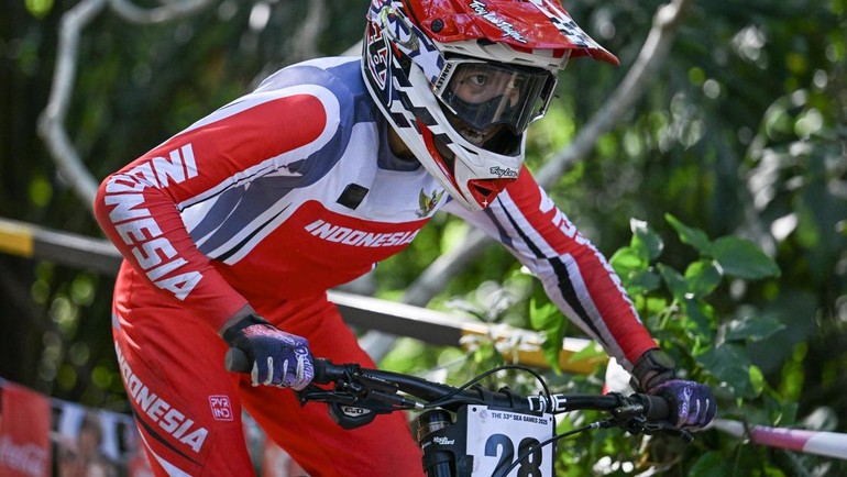 Sementara itu, dari sektor putri, Indonesia kembali menambah perolehan medali lewat Riska Amelia Agustina. ANTARA FOTO/Nova Wahyudi