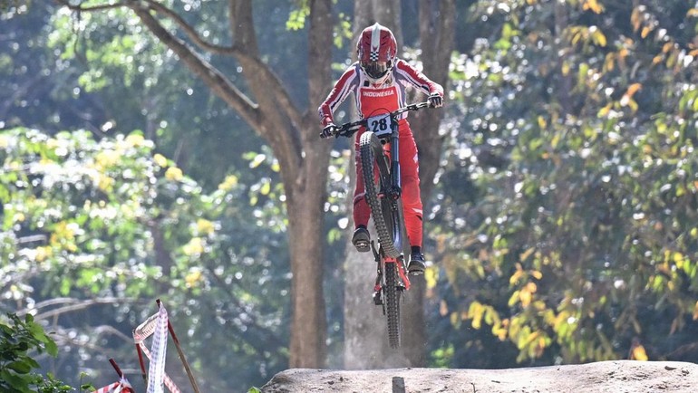 Berlomba di rute yang sama menantang serta dipenuhi tikungan tajam dan turunan curam, Riska finis dengan waktu 3 menit 4 detik, yang menempatkannya di posisi kedua. ANTARA FOTO/Nova Wahyudi