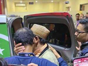 Isak Tangis Keluarga Selimuti Penyerahan Seluruh Korban Kebakaran Kantor Terra Drone