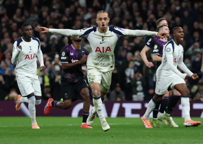 Soccer Football - UEFA Champions League - Tottenham Hotspur v Slavia Prague - Tottenham Hotspur Stadium, London, Britain - December 9, 2025 Tottenham Hotspurs Xavi Simons celebrates scoring their third goal Action Images via Reuters/Paul Childs