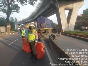 Truk Muatan Kaca Tabrak Separator Busway di Jl Daan Mogot, Lalin Sempat Macet