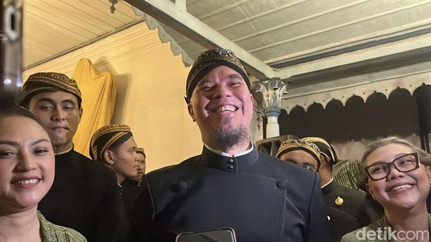 Ahmad Dhani ditemui usai mengikuti acara 40hari surud dalem Paku Buwono XIII di Keraton Solo, Kamis (11/12/2025)