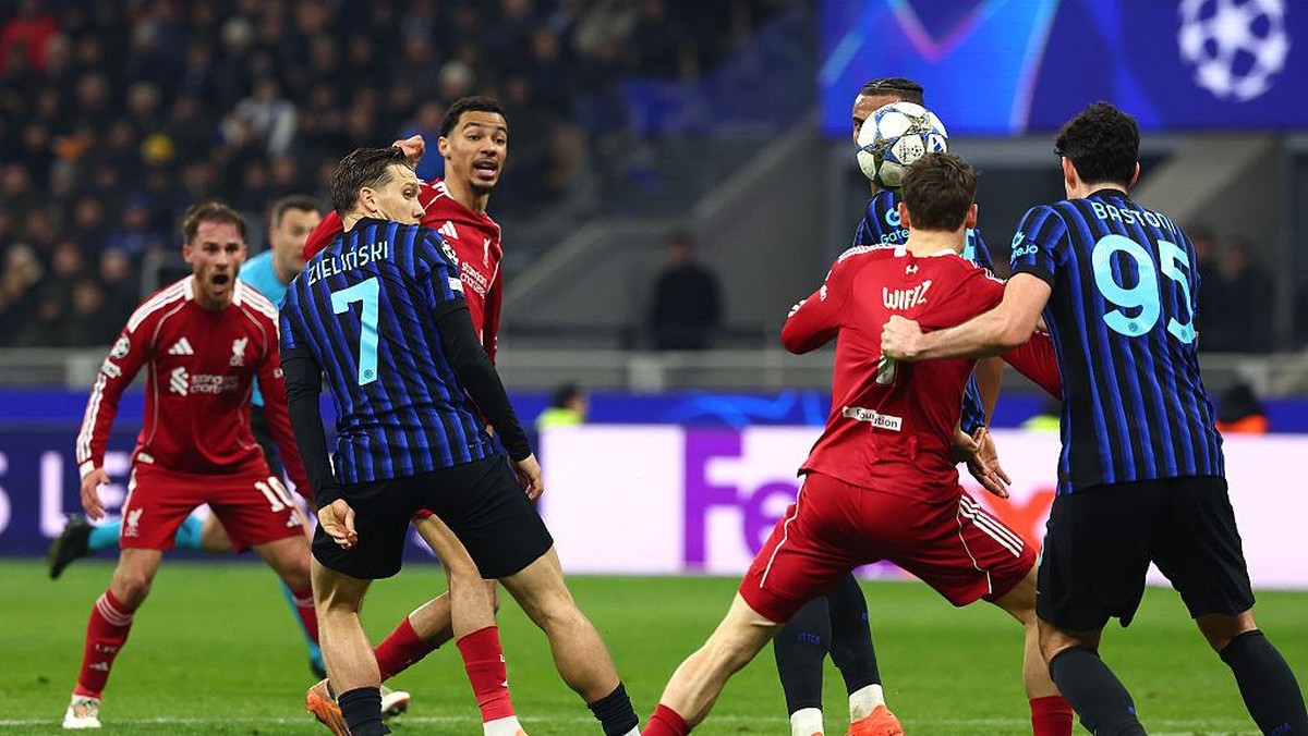 Pelanggaran Alessandro Bastoni ke Florian Wirtz berbuah penalti. (Getty Images/Giuseppe Cottini)