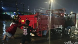 Jalan Raya Porong Sidoarjo Banjir, Motor-Truk Mogok