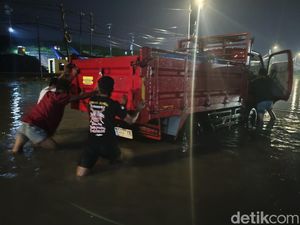 Jalan Raya Porong Sidoarjo Banjir, Motor-Truk Mogok