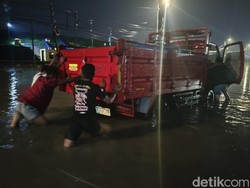 Jalan Raya Porong Sidoarjo Banjir, Motor-Truk Mogok