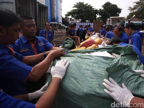 Bea Cukai Gulung Sindikat Garmen Ilegal di Sunda Kelapa dan Tol Sumatera