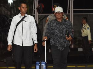 Bupati Lampung Tengah Tersenyum Saat Digelandang ke KPK Usai Terjaring OTT