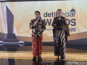 Seni Benang & Kilauan Cosmos Sempurnakan Busana MC detikJabar Awards