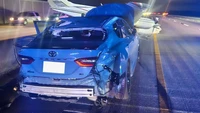 Potret Pesawat Mendarat di Atas Camry