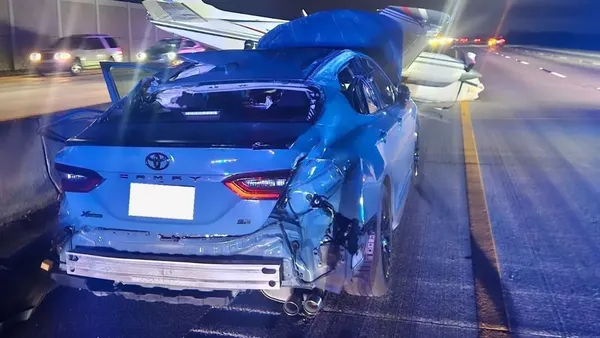 Potret Pesawat Mendarat di Atas Camry