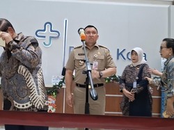Momen Pramono Menitikkan Air Mata Usai Jenguk Siswa Korban Tertabrak Mobil MBG