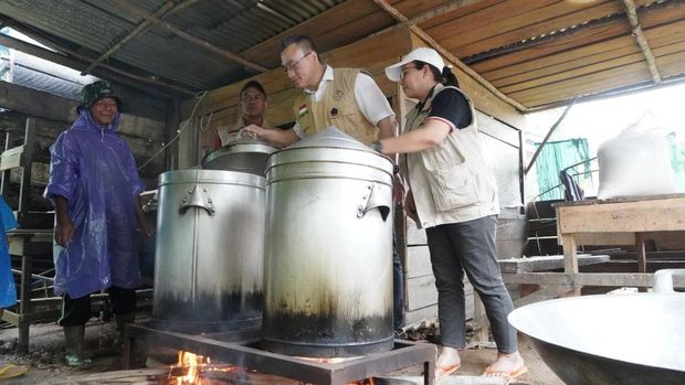 Kepala Badan Penanggulangan Bencana (BAGUNA) PDI Perjuangan DKI Jakarta Hardiyanto Kenneth di Temani Oleh Kepala Dusun Desa Simarpinggan, Tapanuli Tengah Sumut Sedang Meninjau Lokasi Terdampak Bencana Longsor.